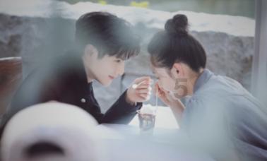 给青春女孩上色